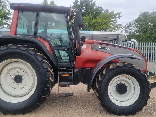Chris Atkin & Son Ltd - Valtra T180